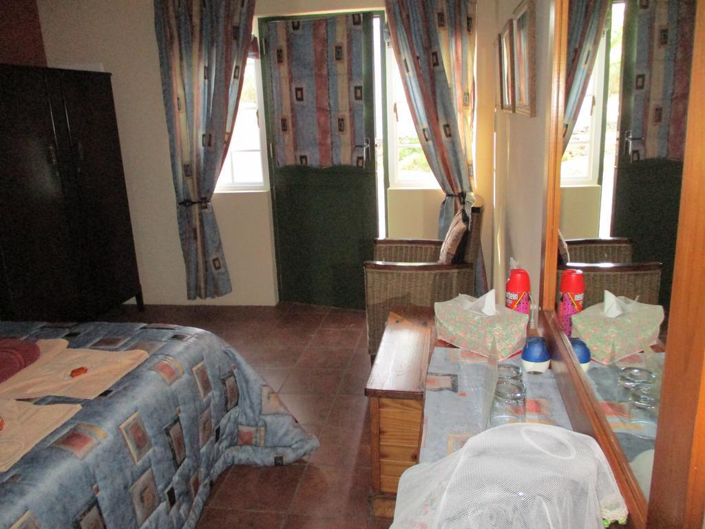 Van Rhyn Guest House Vanrhynsdorp Eksteriør billede